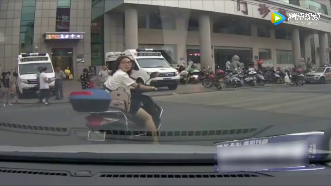 司机拐弯怼上电动车，妹子停下车后做出尴尬一幕，司机看的脸红！
