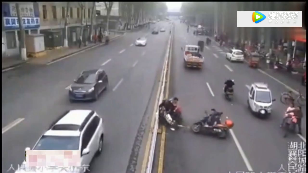 大货车饶他不死，电动车却没有放过他