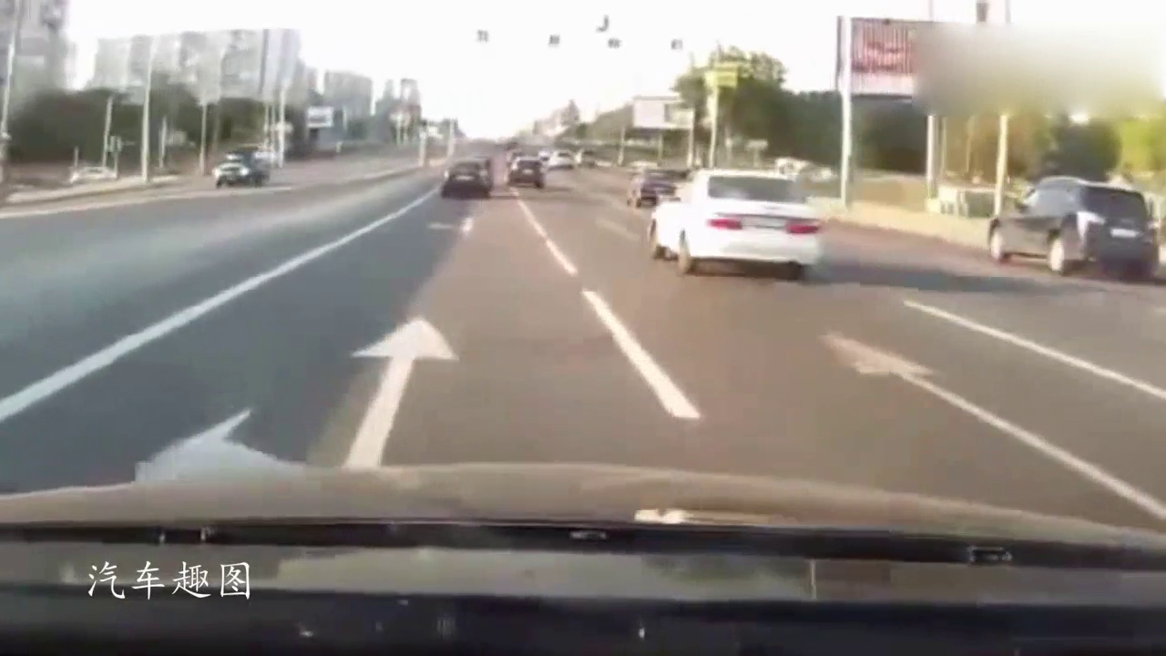 开了20年车的老司机，也做不到像SUV这样的车技！