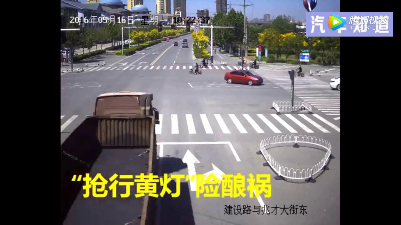 大货车一个神龙摆尾，保住了骑电动车母女的性命！