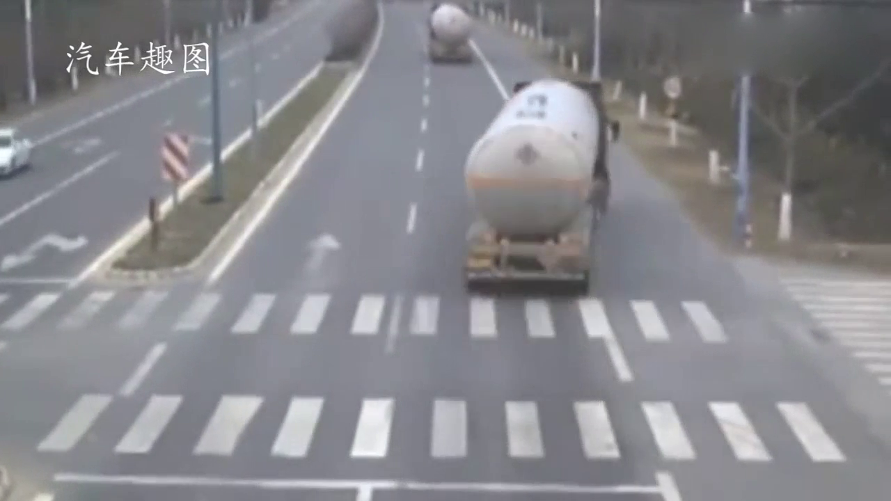 闯红灯电动车遇上闯黄灯油罐车，接下来一幕让人早已猜到！