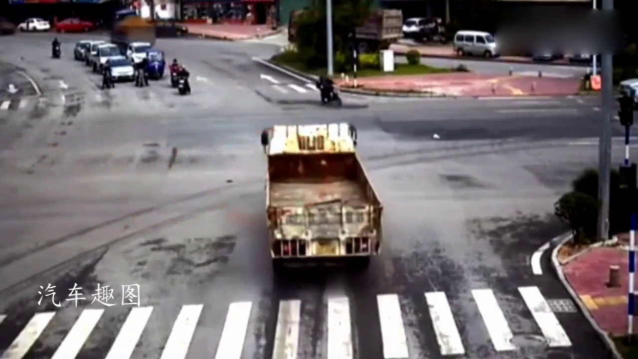 闯红灯的电动车女子都没想到，大货车会这么无情的撞向她！