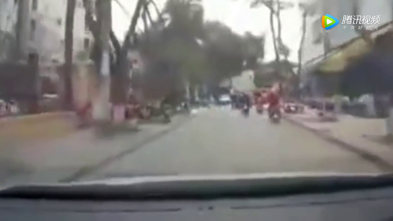 电动车男子疾驰变道导致追，嚣张打人，接下来一幕司机举措亮了！