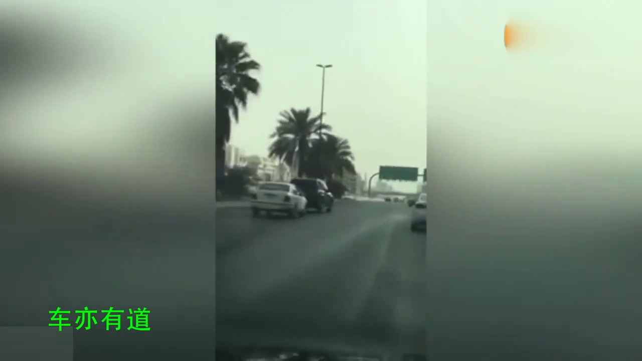 被故意挑衅后，SUV一怒之下把轿车顶翻