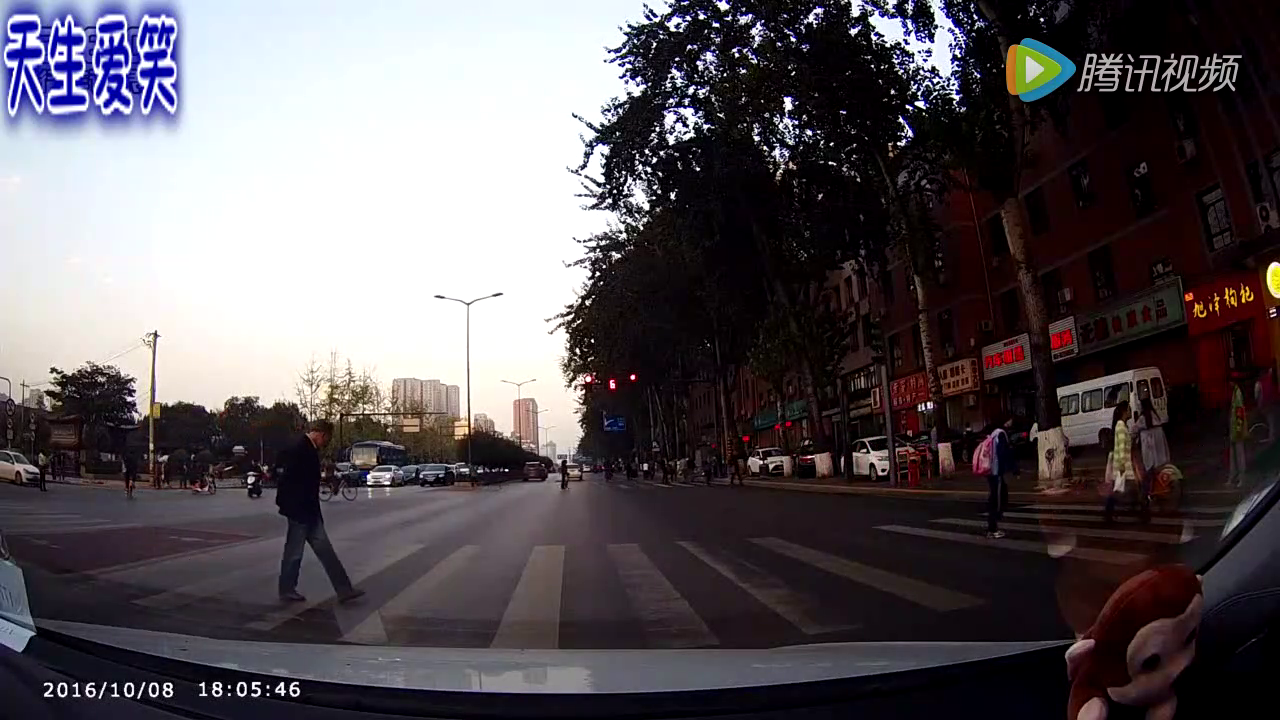 电动车不仅闯红灯，看到汽车都不带减速的，左边的司机也真够倒霉