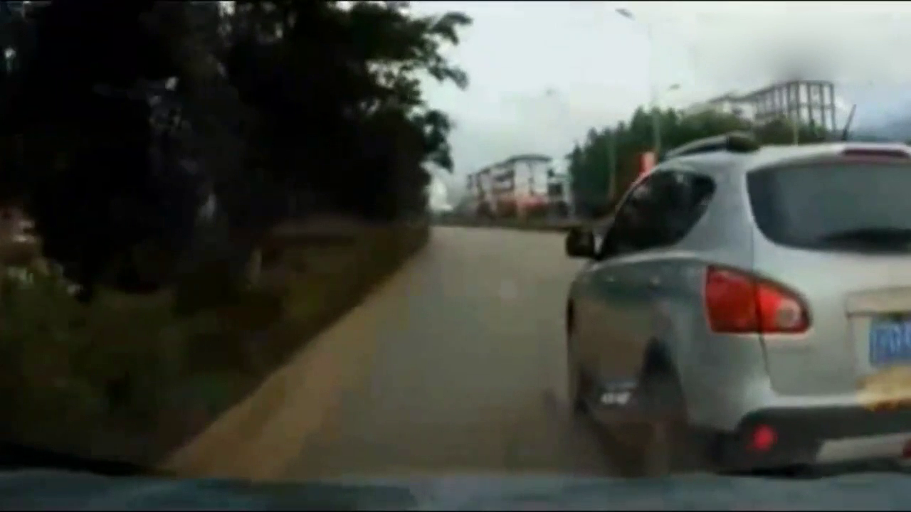 行车记录：鸣笛催促后故意急刹，丰田猛轰油门猛撞SUV