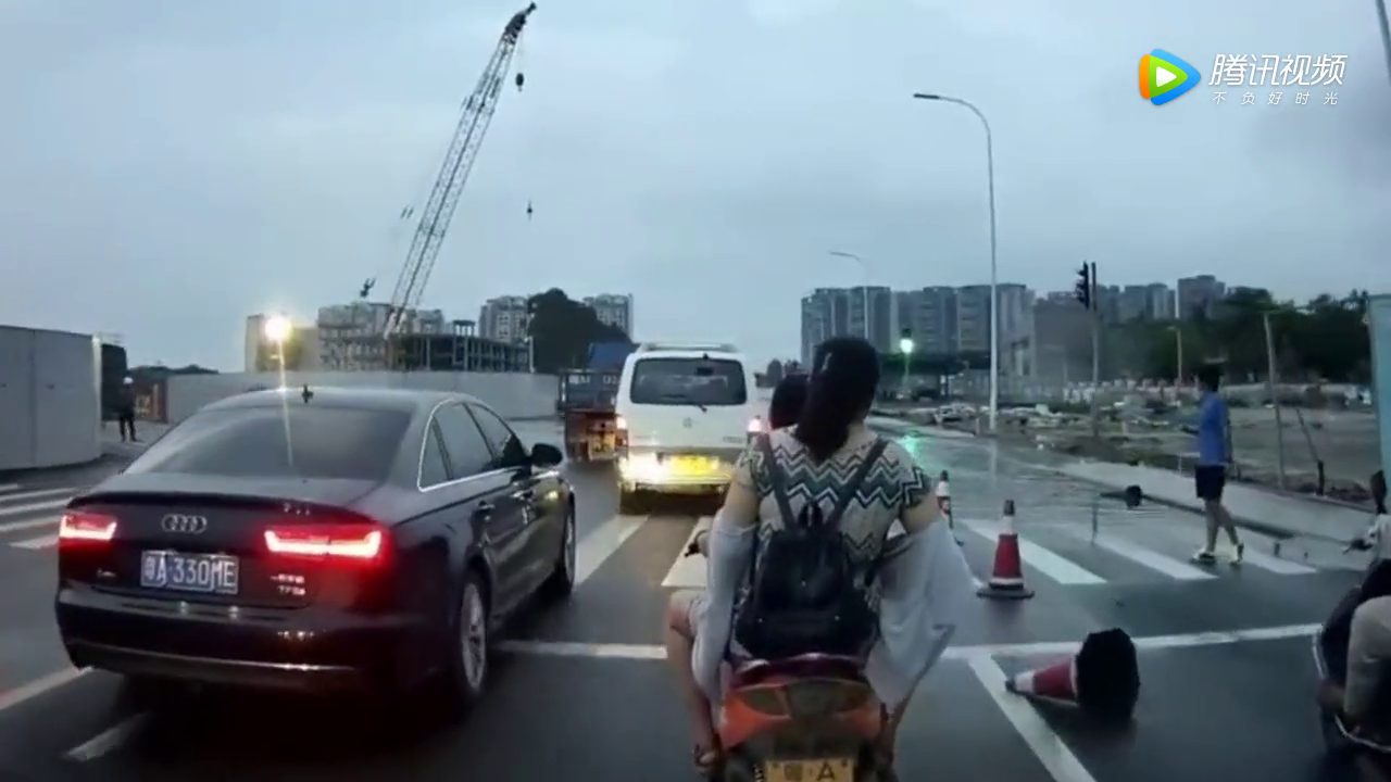 电动车嚣张加塞，女司机恼羞成怒绝定报复她，接下来美女举措亮了