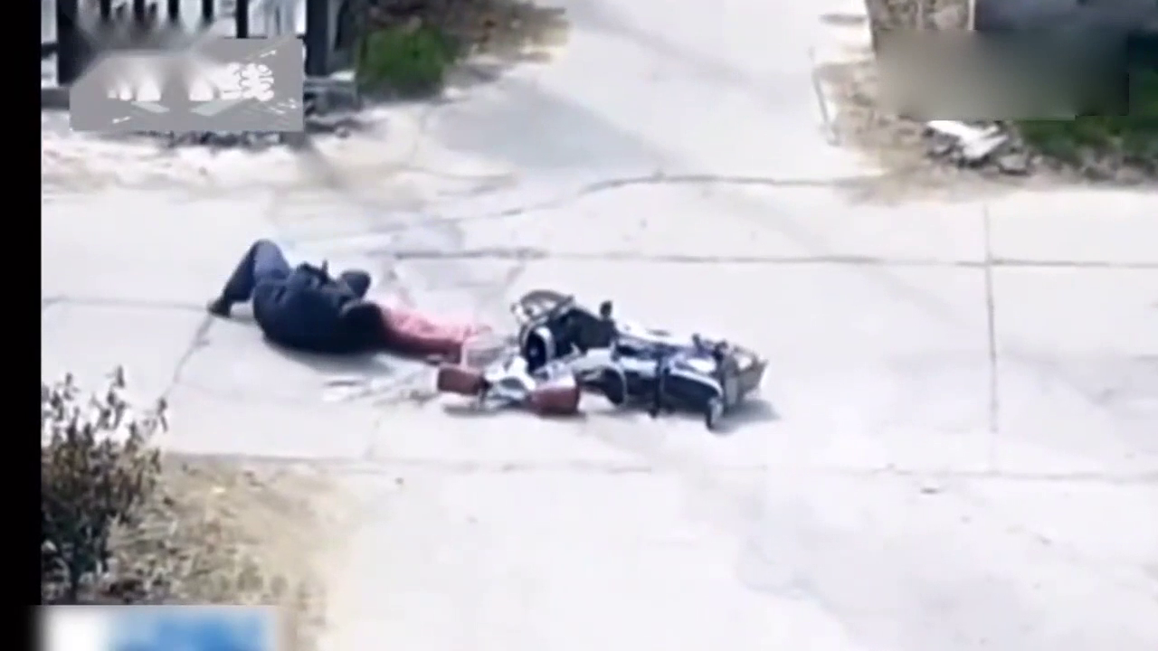 电动车男子被撞飞后，谁知后面还有更悲催的事情？