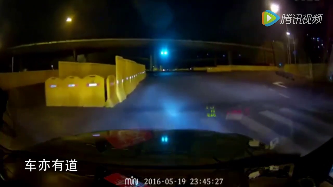 电动车闯红灯被撞，车主大骂其神经病