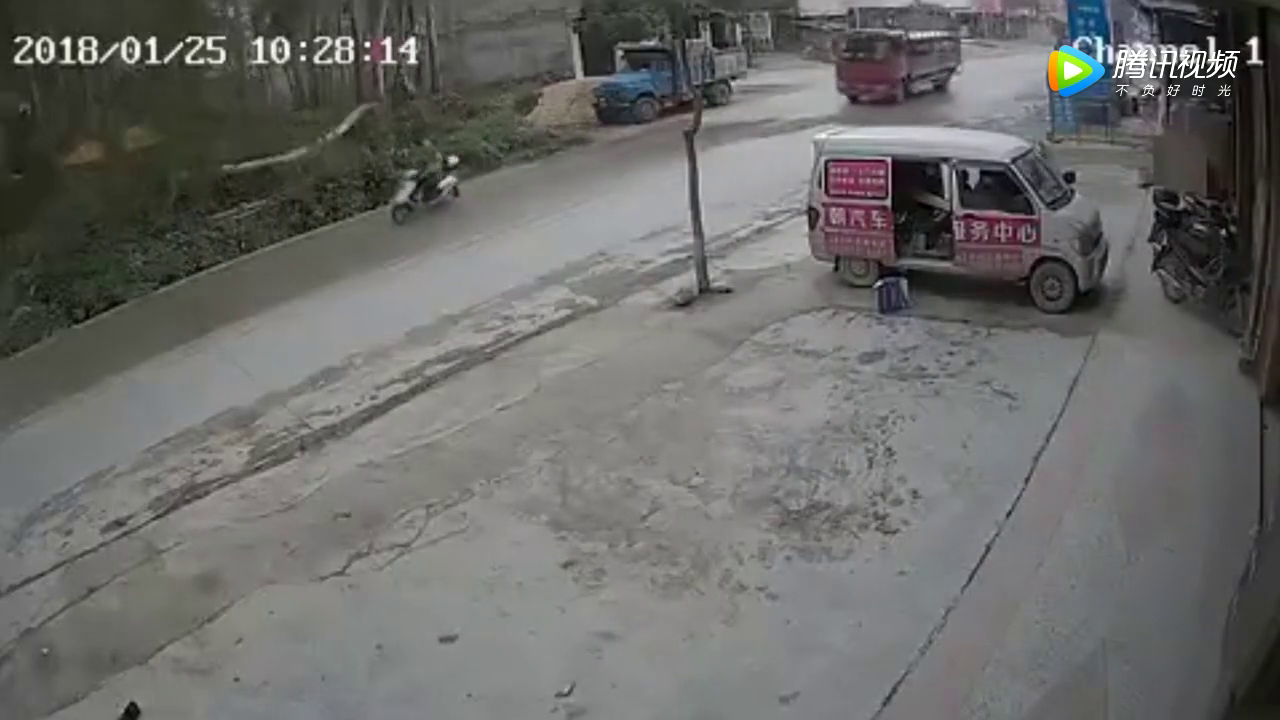 电动车被一棵树砸倒，还好人没事真是命大啊