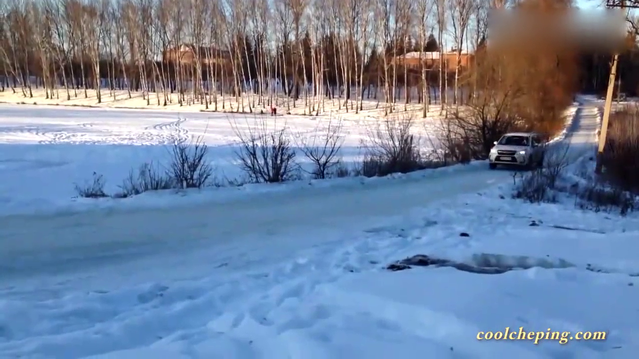 这个坡滑得人都站不住，但这辆SUV直接上去了，真牛