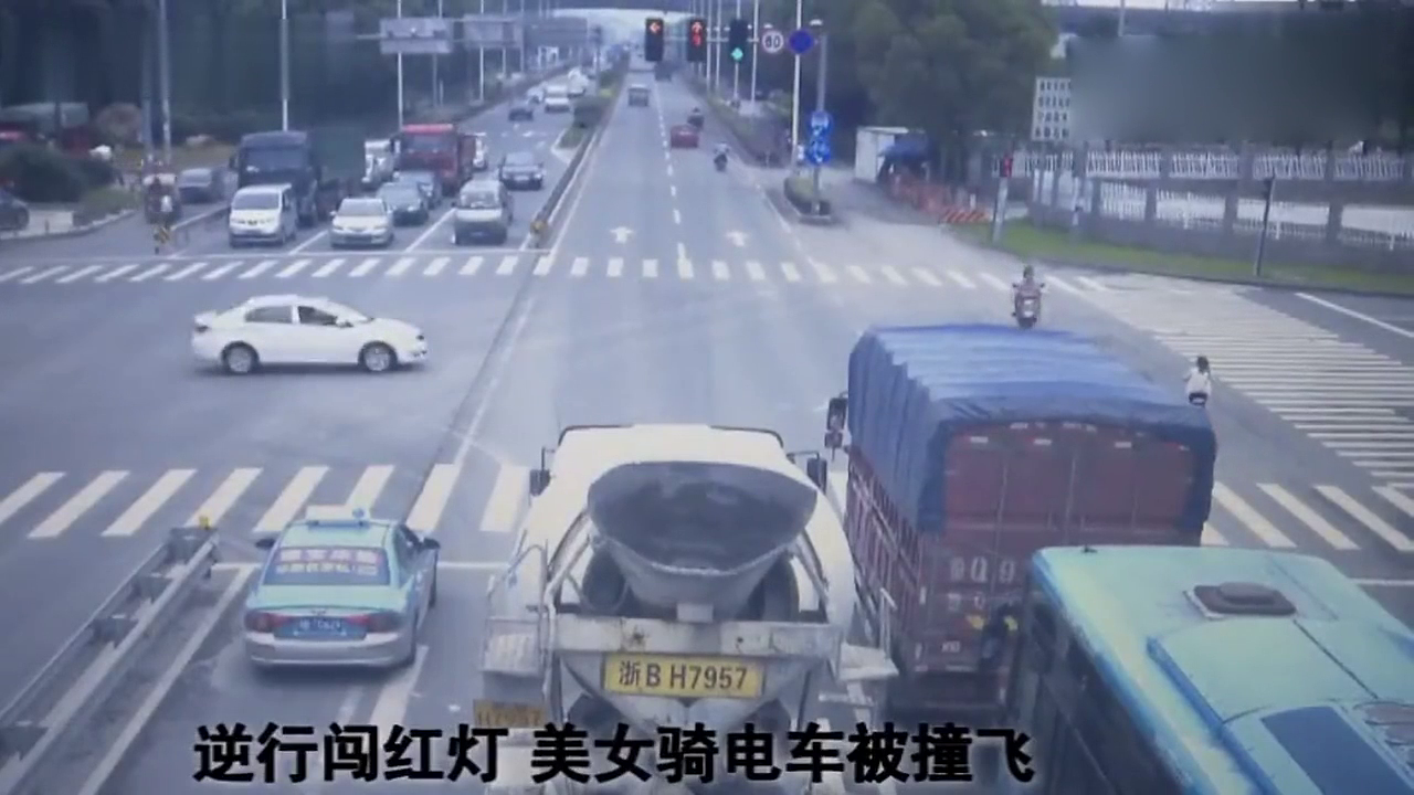 美女骑电动车逆行闯红灯，直接被撞飞