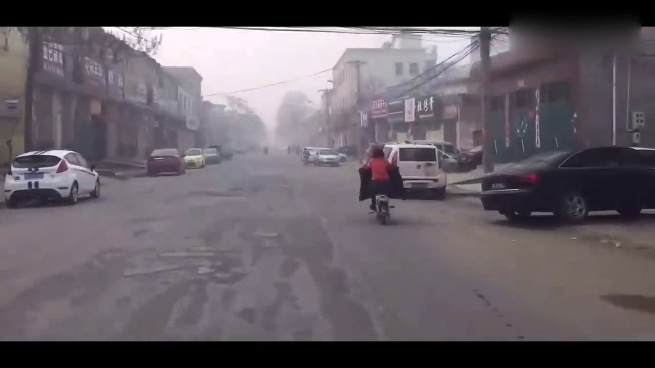 这谁家的孩子骑电动车乱舞，开车的大哥要忍不住了吧？