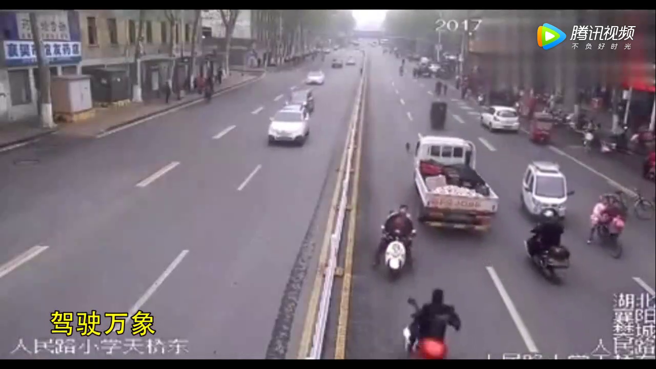 大货车饶他不死，电动车却没有放过他！