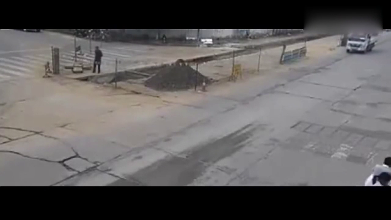 这骑电动车的男子命真大，水泥罐车车轮底下死里逃生