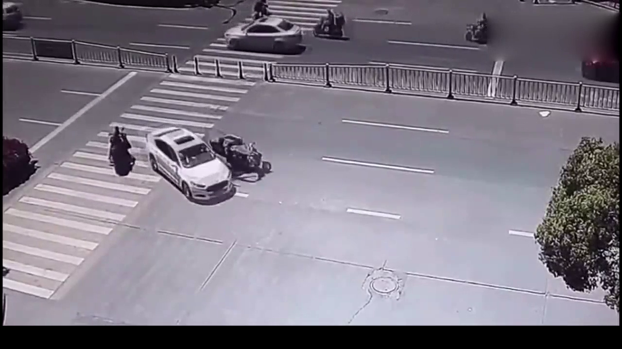 遮阳伞电动车向右看了一下，还是选择冲了出去