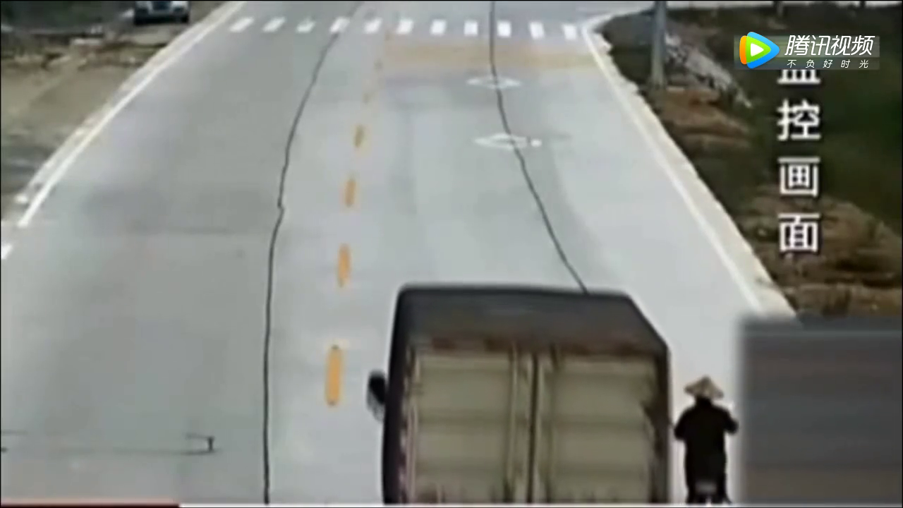 任性电动车突然变道，大货车为了救他一命，牺牲掉了副驾驶的性命