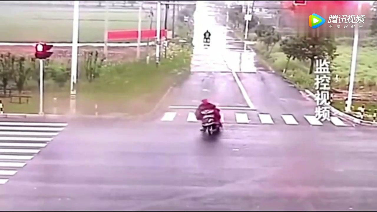 大货车和面包车同时撞了过来，电动车为保命，这样做的