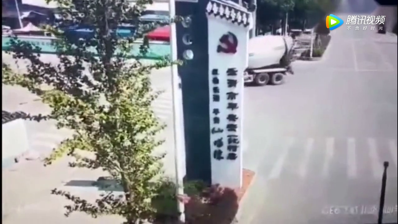 骑电动车打伞，遮住自己的眼睛也关闭了一条大道