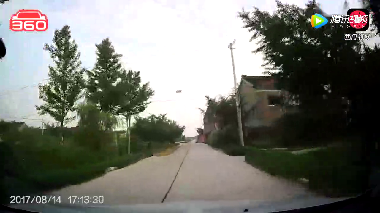 奥迪按了三次喇叭，大妈骑电动车却装聋作哑，记录仪拍下作死一幕