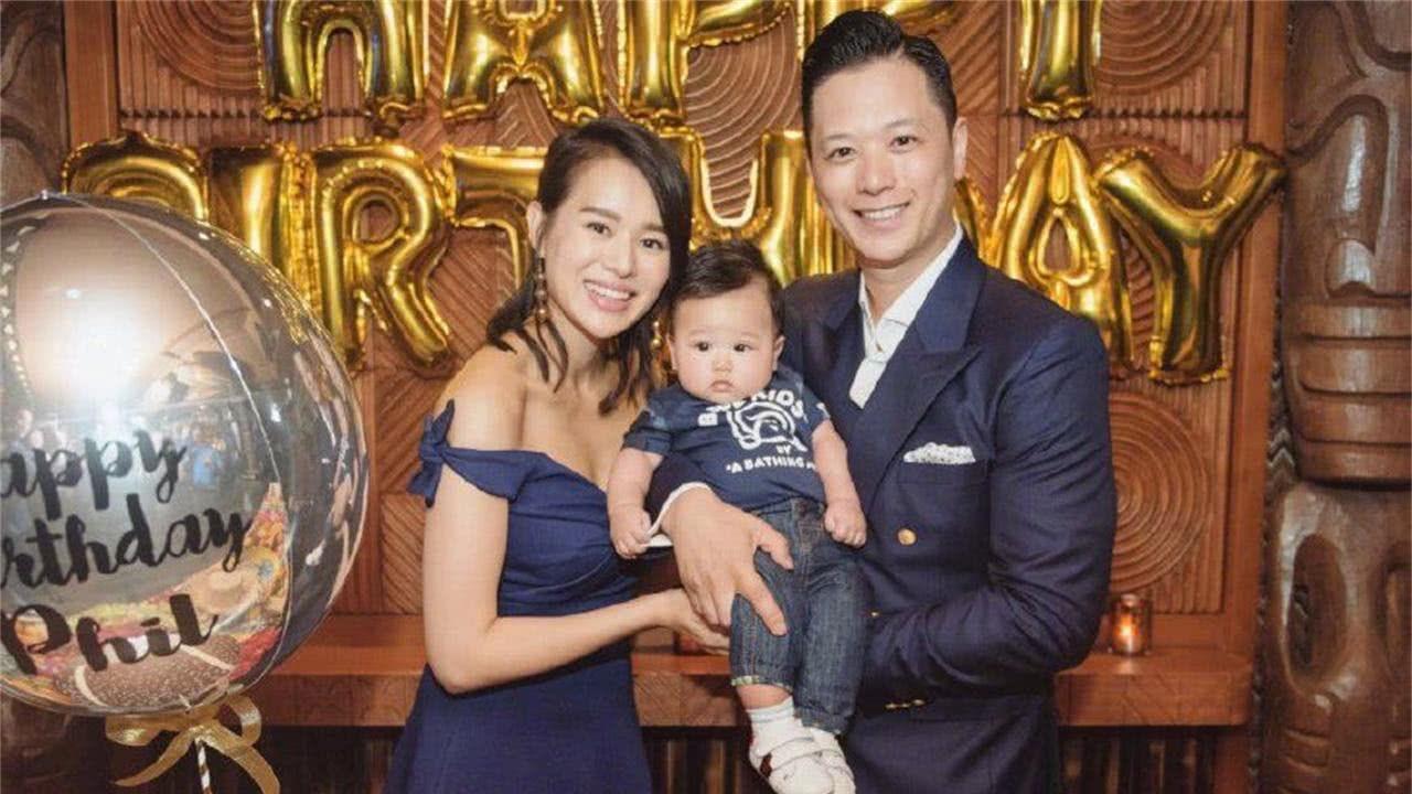 胡杏儿老公晒与儿子合照,父子俩上演歪头杀萌翻了
