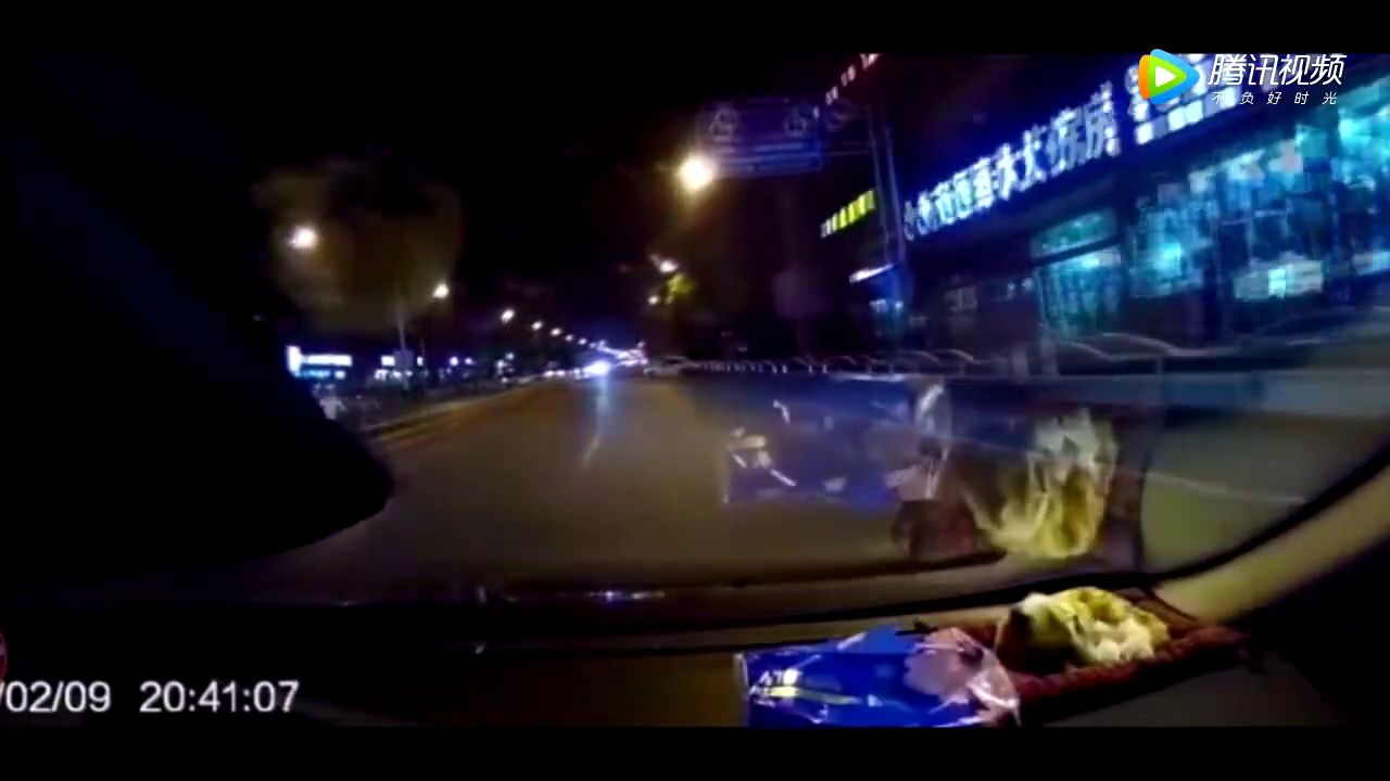 视频车一把方向右拐，直接将电动车撞翻