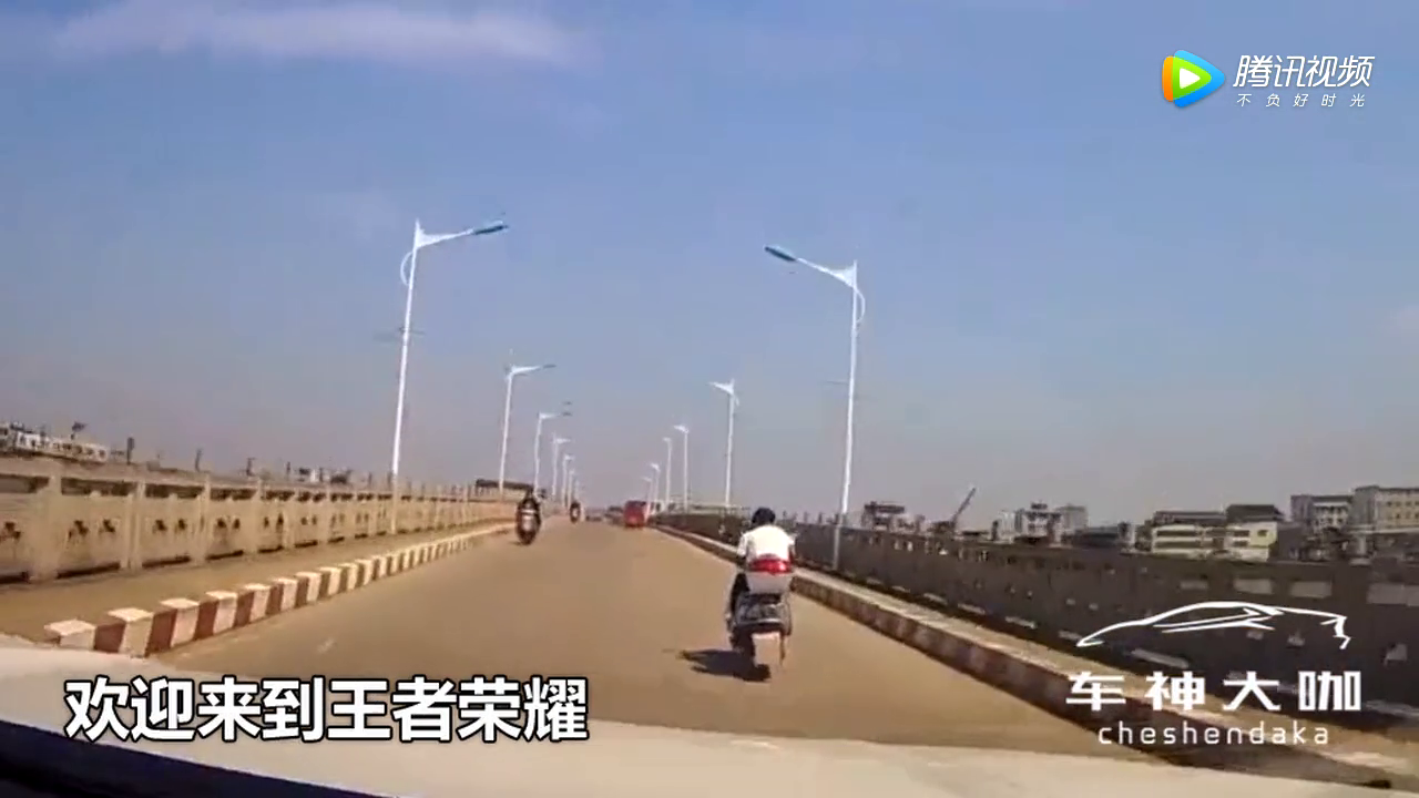 美女骑电动车玩王者荣耀，玩到高潮结果悲剧了。。。