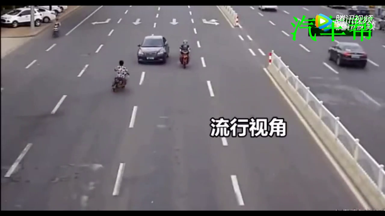 监控实拍：两辆电动车被轿车撞飞起来，看过的人却没人同情电动车