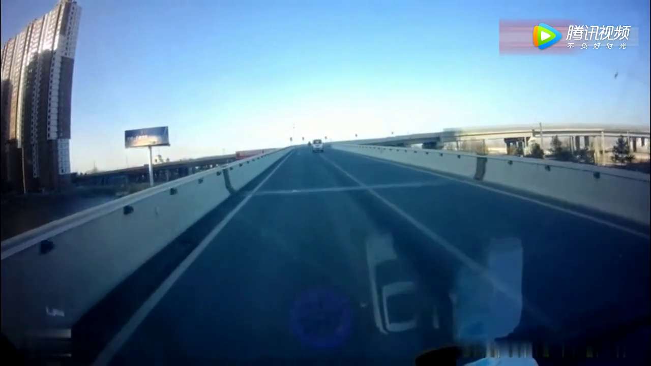 视频车路遇3起违规作死电动车