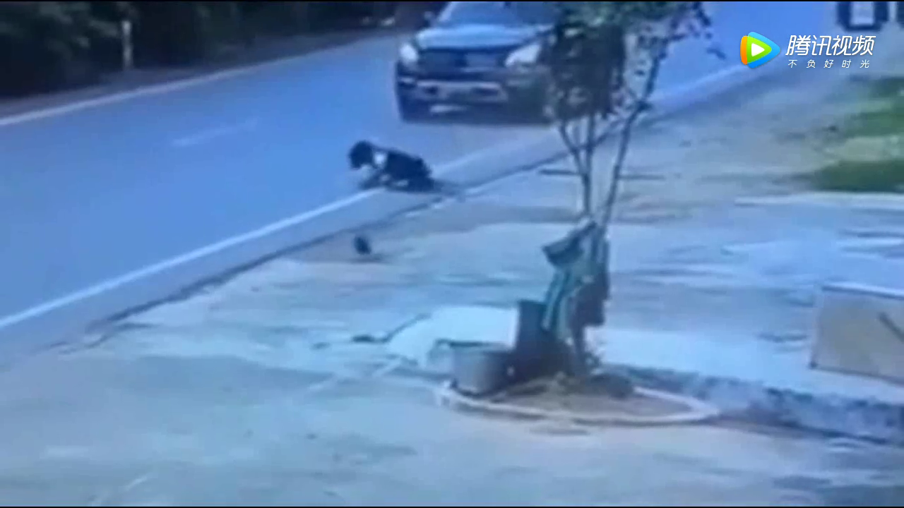 车祸发生后，电动车独自离她而去，骑手瞬间傻眼了