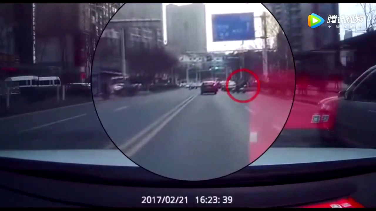 电动车骑车随意横穿，最终受到惩罚