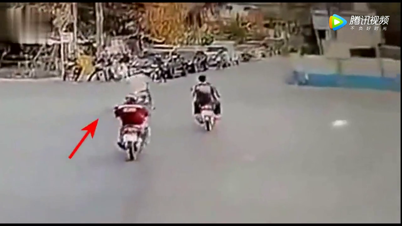 电动车遇上时速100的大货车，下一幕让你翻身的机会都没有