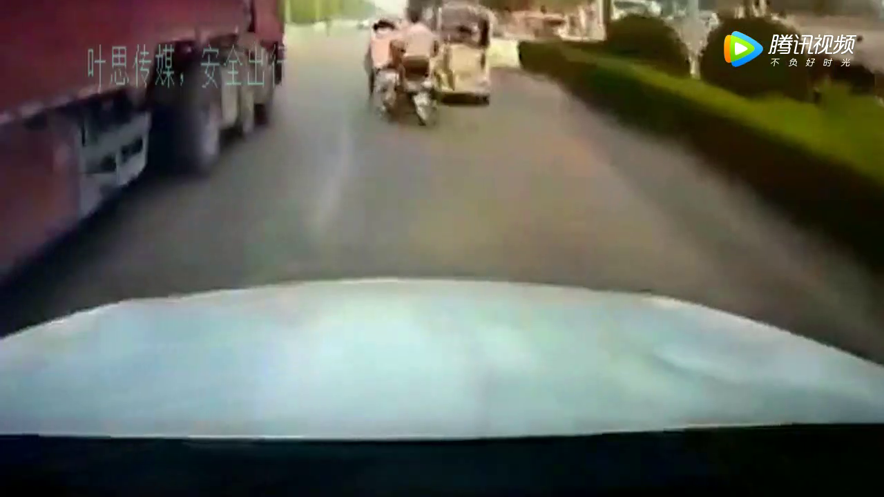 电动车违章逆行引发16连撞，司机感觉情况不对弃车而逃！