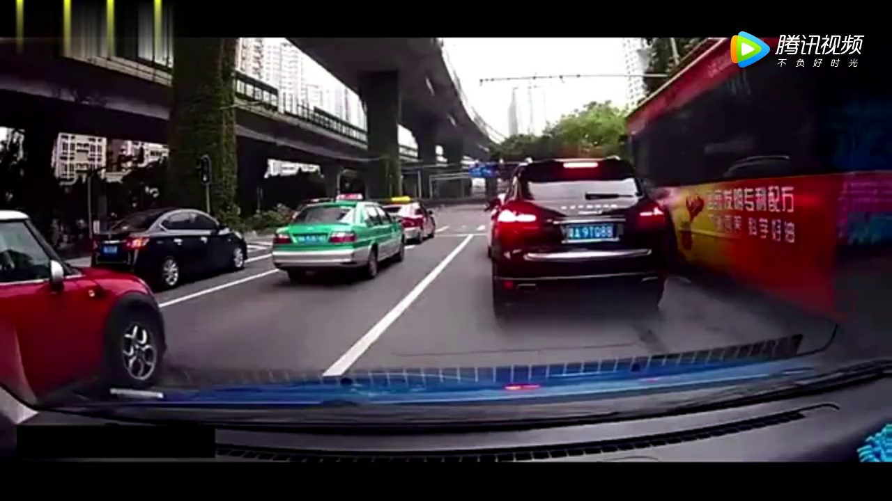 电动车道路作死穿行，给汽车带来了很大麻烦