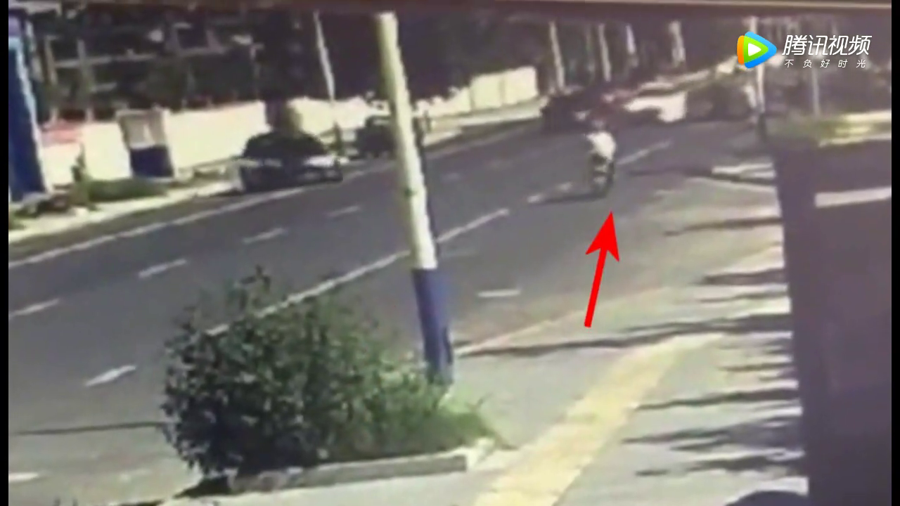 黑色轿车的一个起步，把电动车女司机搭进去了