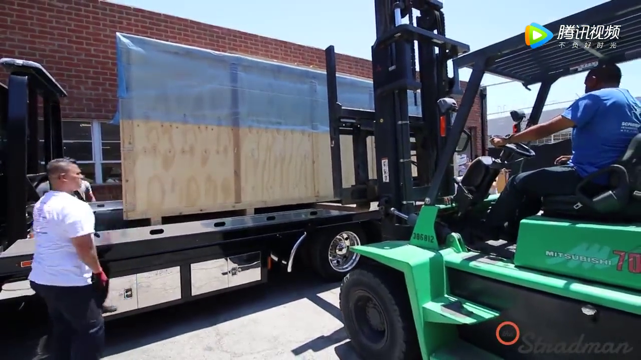 土豪定制的超级跑车刚到货，打开箱子以后，才知道5000万没白花！