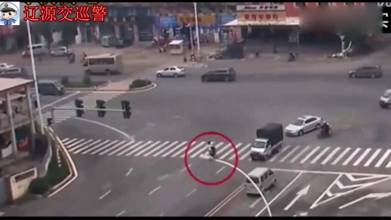 电动车发疯般撞击面包车，驾驶员跳起来足有1