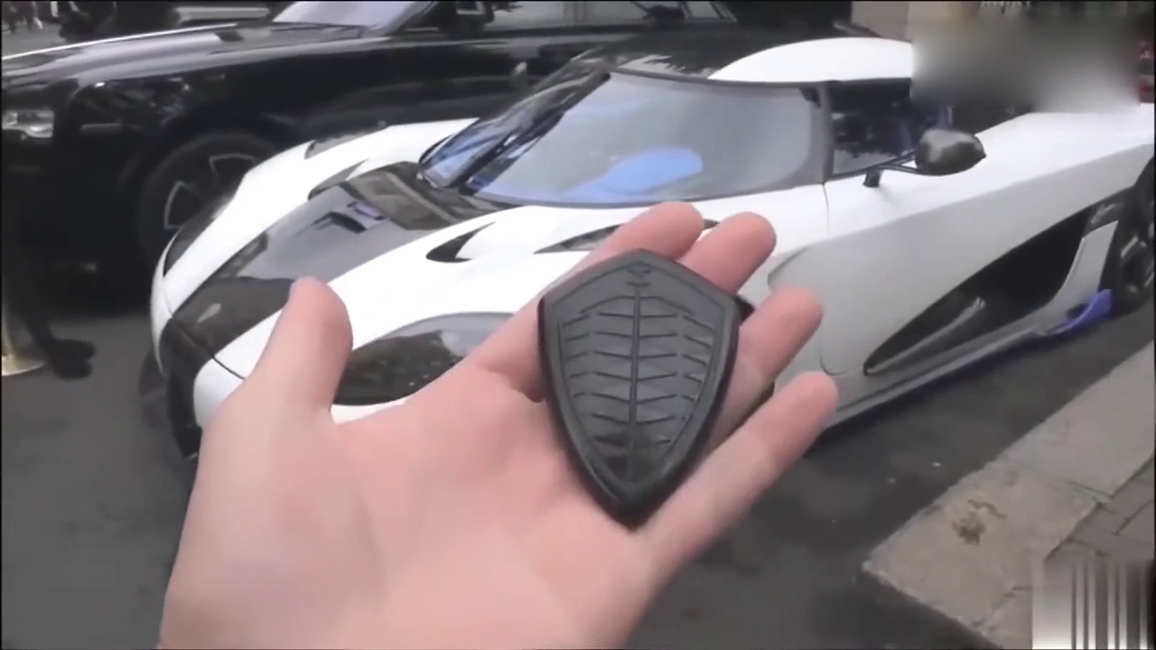 停车场遇见一辆超级跑车，车主按下钥匙后，霸气刚刚才开始！