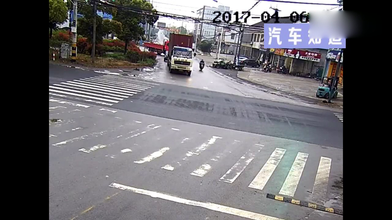 电动车做了一个危险动作，让他死里逃生！