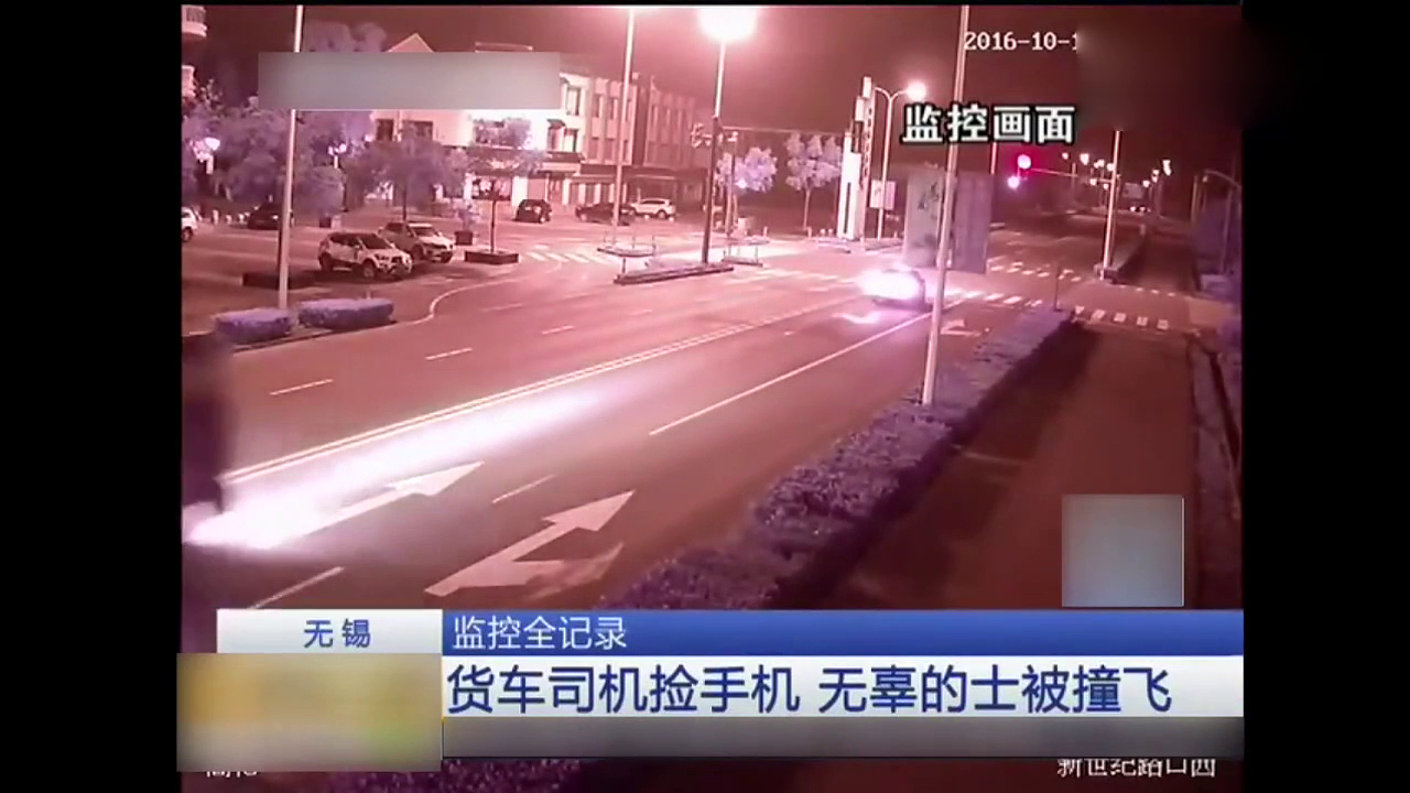 大货车司机行驶中捡手机，等红绿灯的的出租车无辜被撞飞