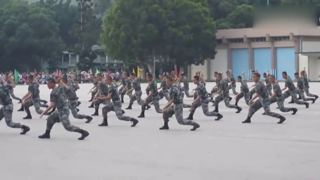 中国人民解放军为香港群众表演军体拳,战斗能力超强
