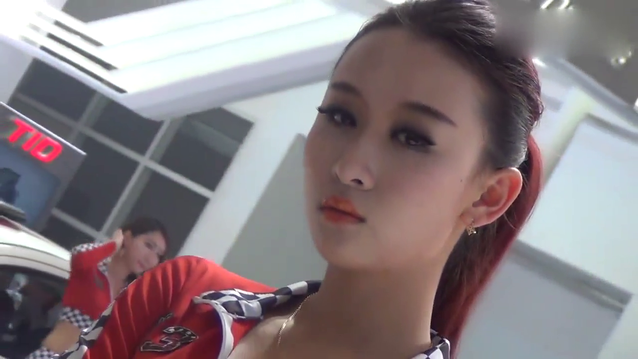 广州车展：车模全程高冷表情脸！