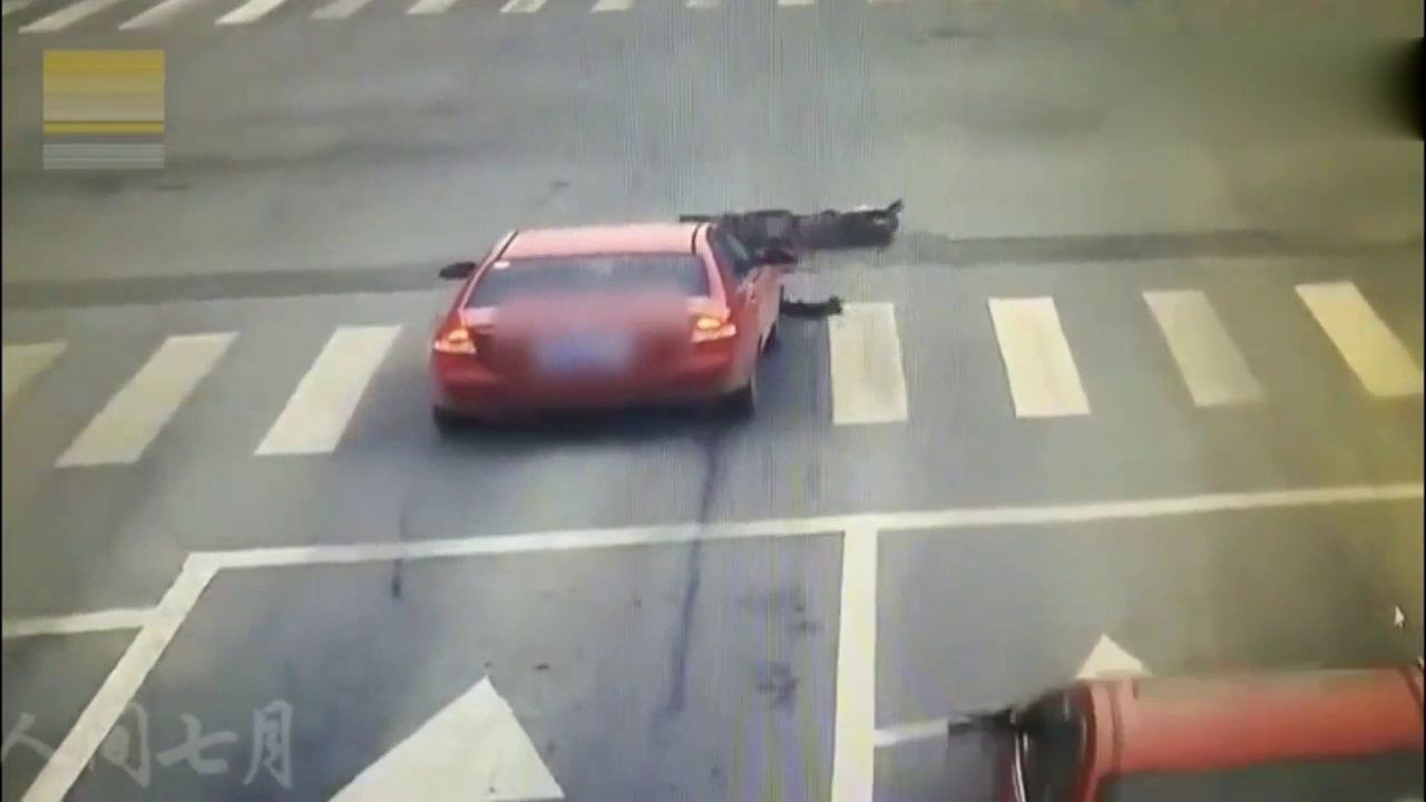 可怕！女子骑电动车闯红灯刚好遇上女司机，悲剧瞬间发生