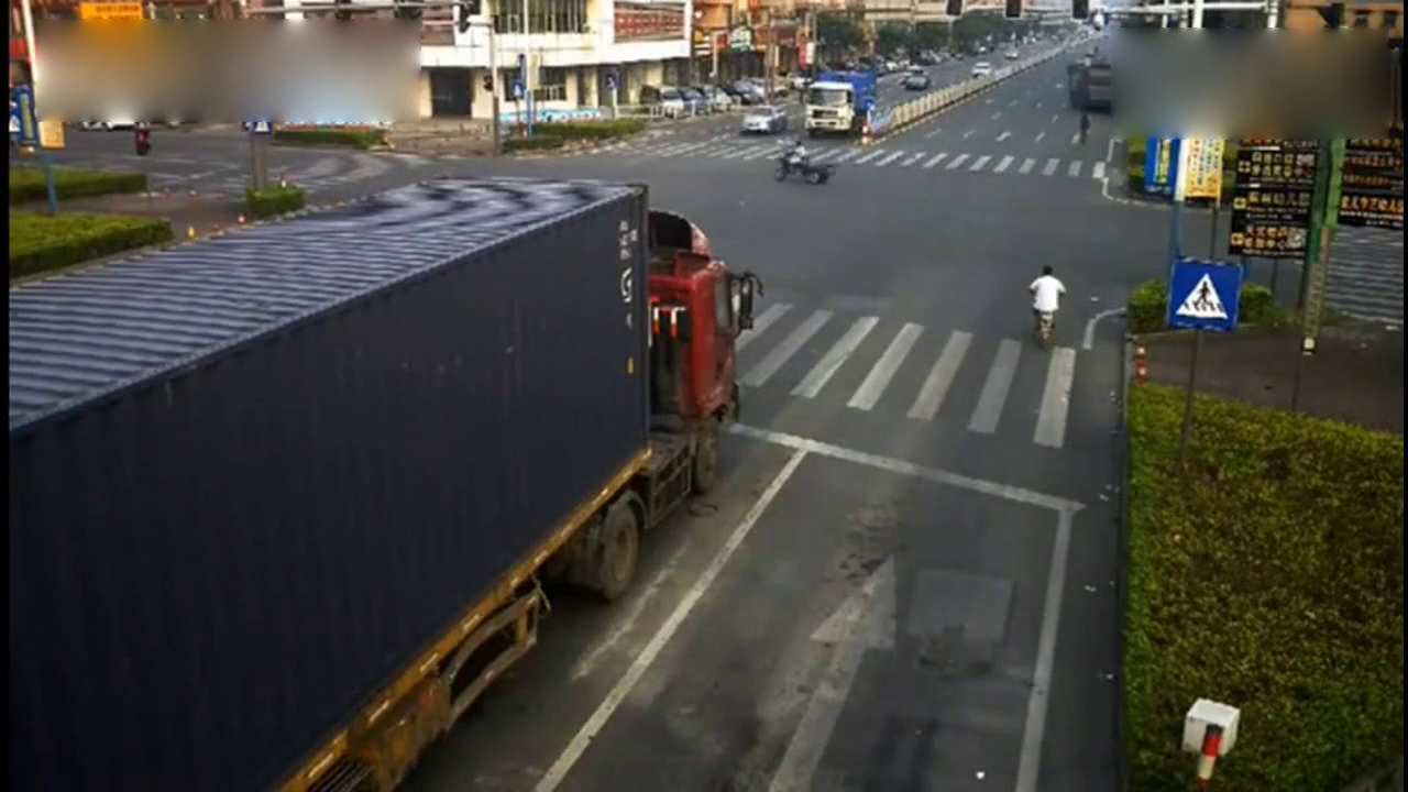 电动车丝毫不把红灯放在眼里，下一秒报应来的太快！