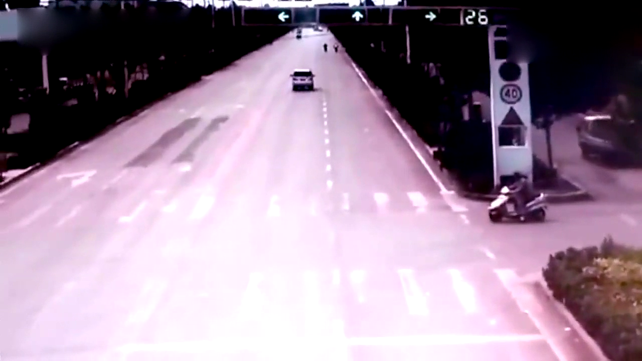 电动车一旁犹豫了5秒，结果直接冲向，结束自己的命运！