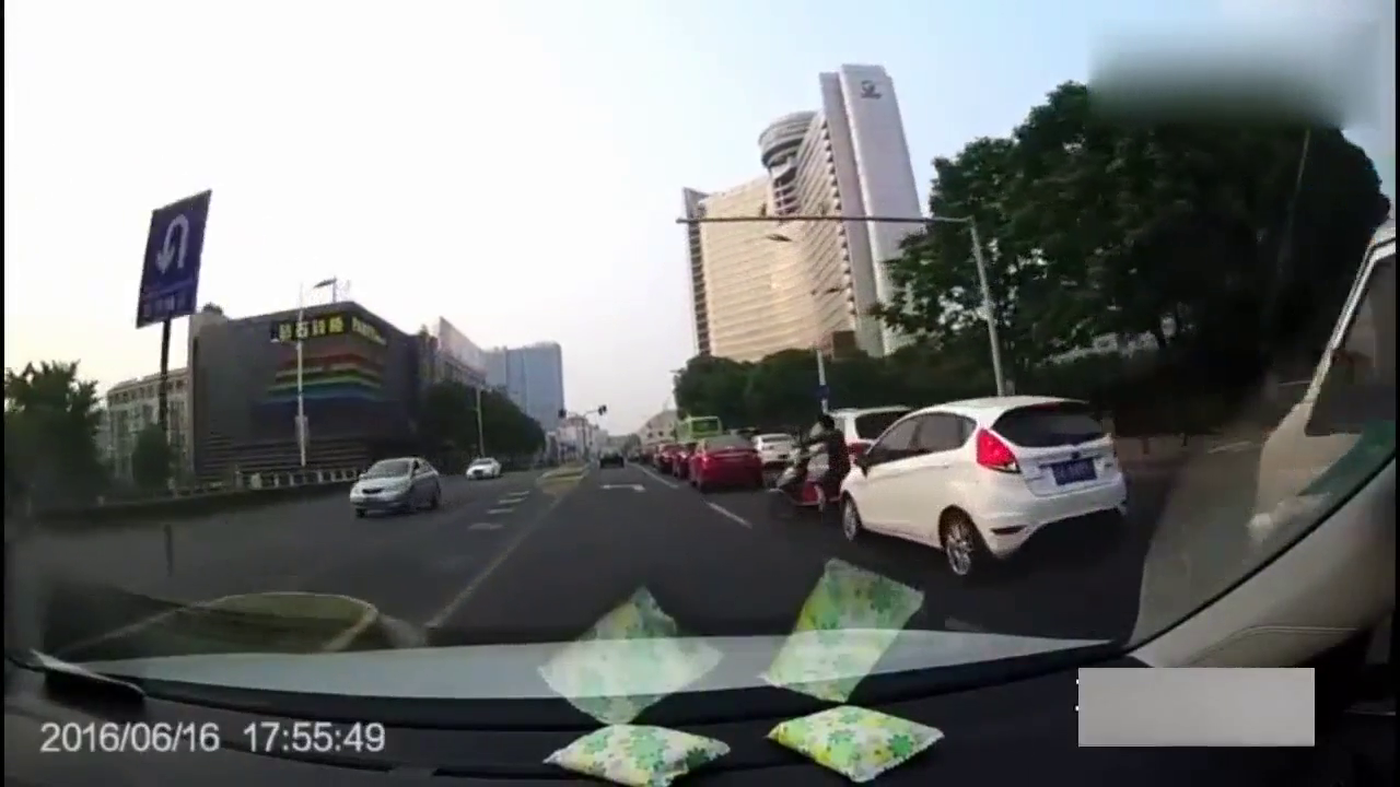 车缝中突然冒出一辆电动车，我已经开的很慢了，无奈还是撞了上去