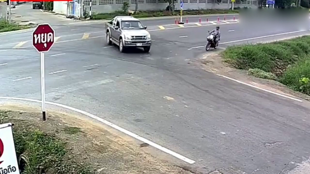 车上小女孩对骑电动车大叔的行为感到非常不解！