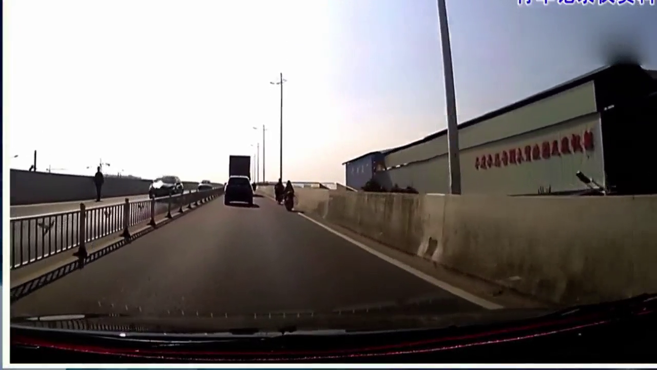 这两位电动车司机怎么也没想到，后车就这样撞了上来