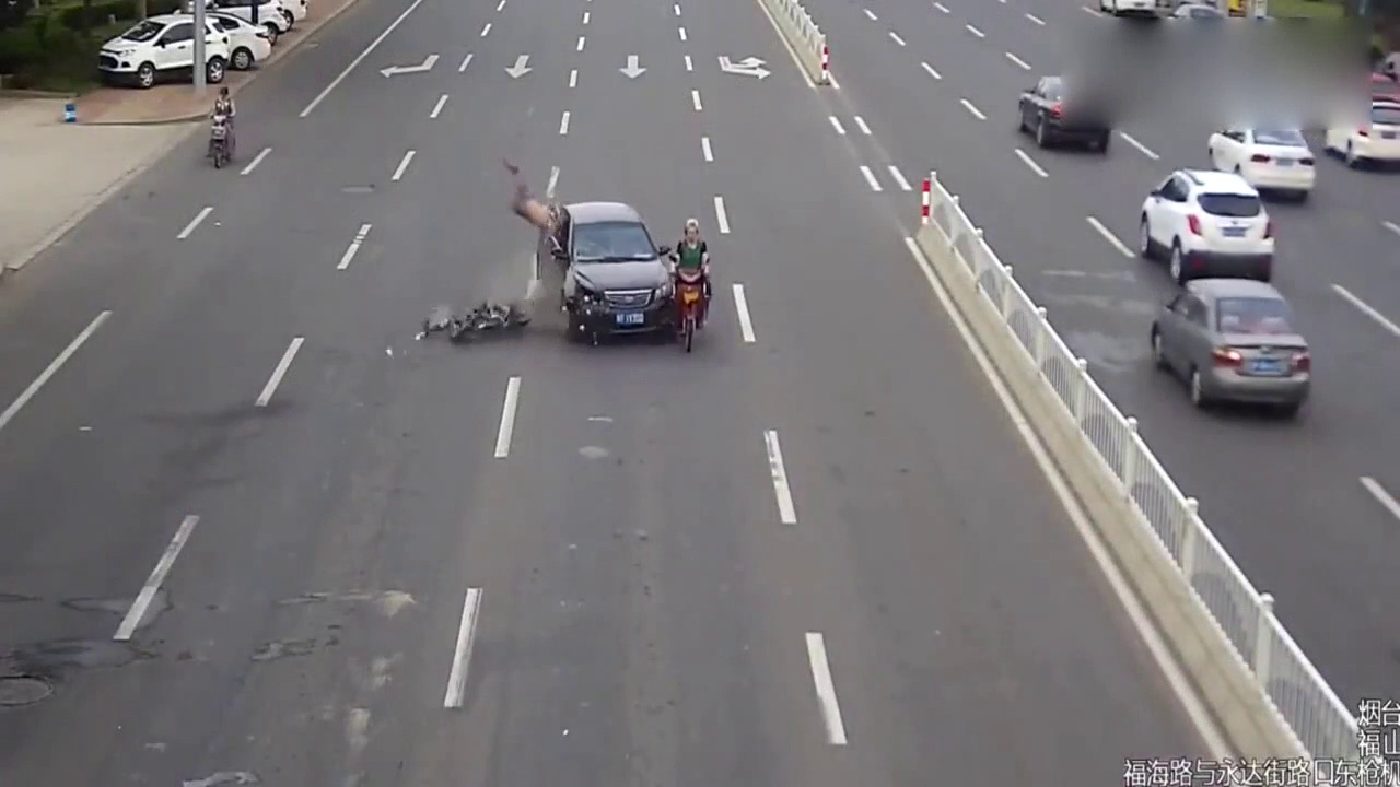 不守规矩的电动车酿惨烈车祸 人仰马翻 有人躺枪