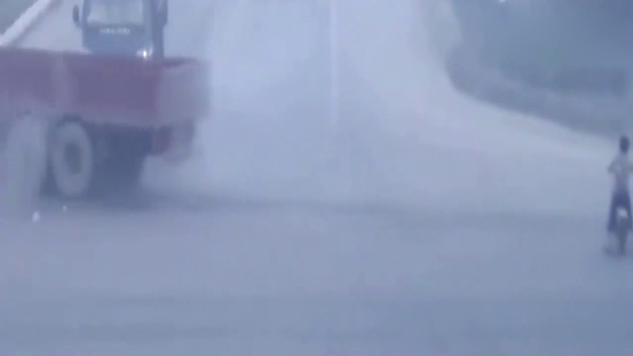 三辆不守交规的电动车 惨遭马路巨兽教训 仅一人存活